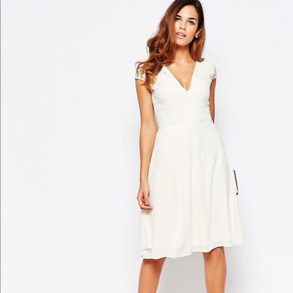 Elise Ryan Skater Dress with Open Back Lace (US 6)
